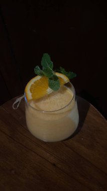 Tahta masada naneli taze limon.