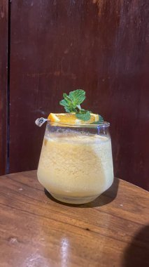 Bir bardak buzlu limonlu soğuk kahve.