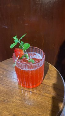 Naneli taze kırmızı çilek kokteyli.