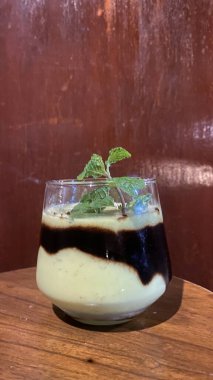 Kokteyl bardağını kapat.