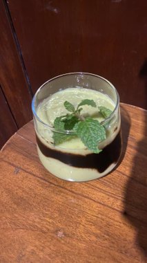 yeşil kahve ve krema ahşap arka planda