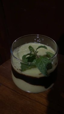 Bir yemeğin mutfak fotoğrafı.