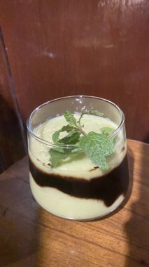 Naneli ve kremalı bir bardak soğuk kahve..