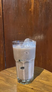 Lezzetli bir buzlu kahvenin yakın çekimi.