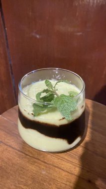 Bir fincan çay, bir kaşık ve bir bardak süt.