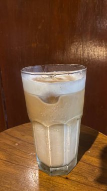 Ahşap arka planda buzlu kahve.