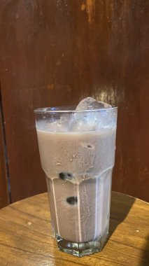 Çikolatalı ve kremalı dondurma.