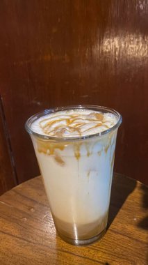 Süt ve buzlu kahve.