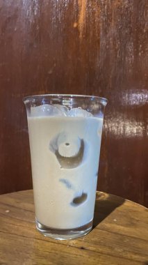 Bir bardak sütlü bir fincan kahve.