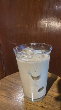 Limonlu ve naneli bir fincan çay.