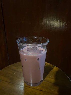 Bir bardak sütlü kahve.