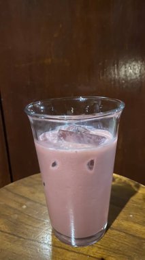 Çilekli ve naneli çikolatalı dondurma.