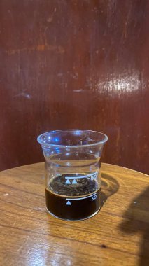 Kahve fincanı ve çay ahşap masada.