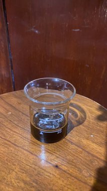 Bir bardak sıcak su ve bir bardak kahve.