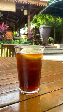 Limonlu buzlu çay ve nane yaprağı.