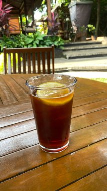 Limonlu ve naneli buzlu çay.