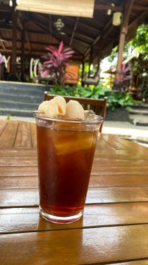 Ahşap masa dondurma ile buzlu kahve