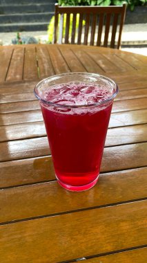 Ahşap arka planda kırmızı şarap kokteyli