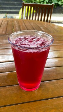 Arka planda naneli ve limonlu buzlu soda.