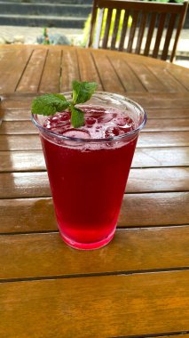 Naneli ve buzlu bir bardak kokteyl.