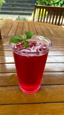 Masada naneli ve buzlu kırmızı kokteyl.