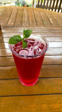 Masadaki bardakta kırmızı kokteyl