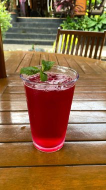 Buzlu ve naneli çilekli kokteyl.