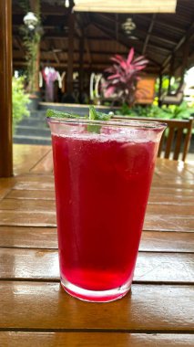 Masada buzlu kırmızı şarap.