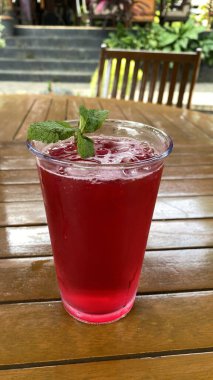 Buzlu ve naneli çilekli kokteyl.