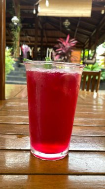 Restoranda kırmızı kokteyl.