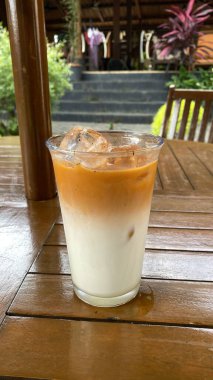 Buzlu süt ve buzlu kahve.