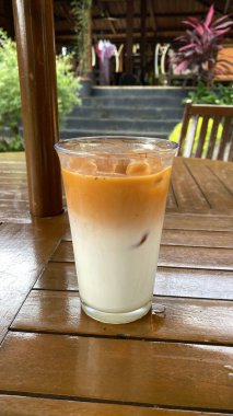 Ahşap masa üzerinde krema ile buzlu kahve