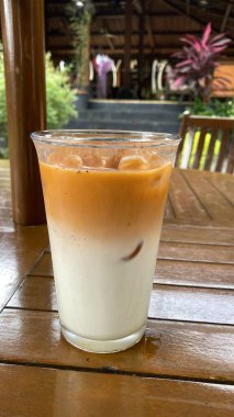 Lokantadaki masada bir bardak buzlu kahve.