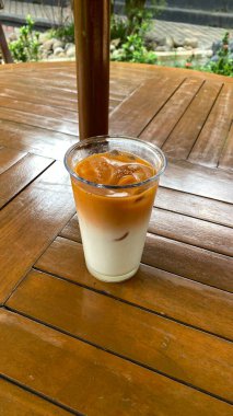 Tahta bir masada, bardakta dondurma.