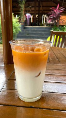 Süt ve buzlu dondurma.