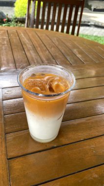 Tahta arka planda kahveli dondurma.