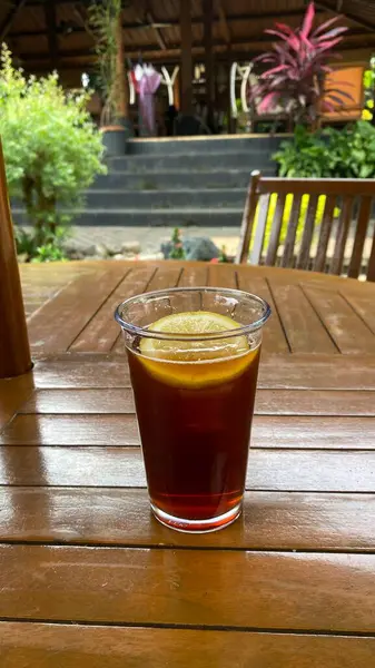 Ahşap arka planda kahve fincanı