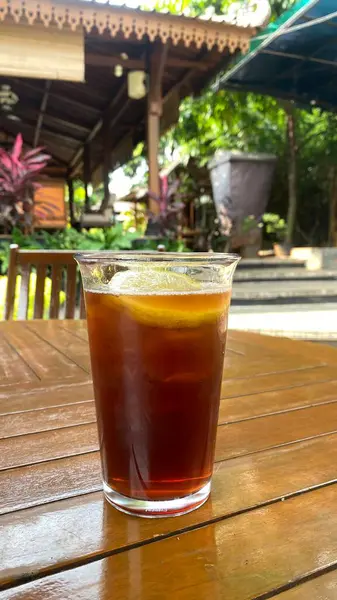 Kafede kahve fincanı.