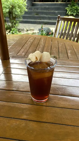 Bir bardak buzlu çay ve çay