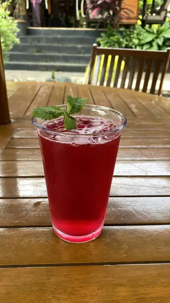 Buzlu ve naneli çilekli kokteyl.