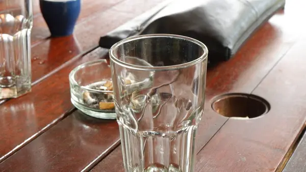 Bardak soğuk su ahşap tablo