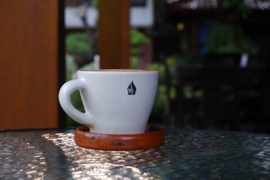 Masanın üzerinde bir fincan kahve.