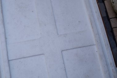 Beyaz tuğla duvar zeminli gri fayanslar