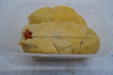 Yapışkan pirinç üzerine taze ve tatlı mango.