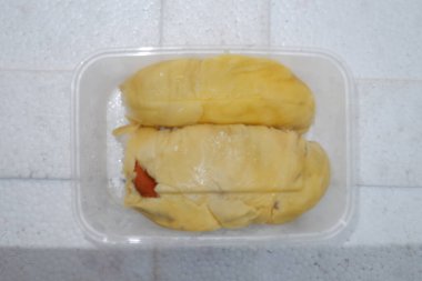 Taze sarı ve beyaz pirinçleri kapatın.