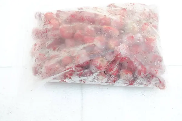 Plastik torbada taze kırmızı üzümler.