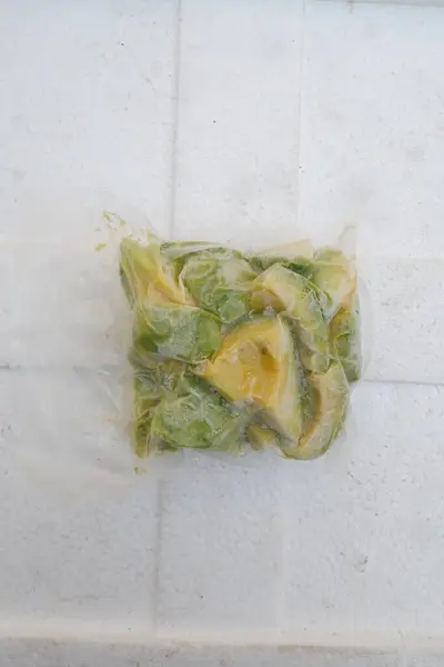 Bir parça taze balığa yaklaş.