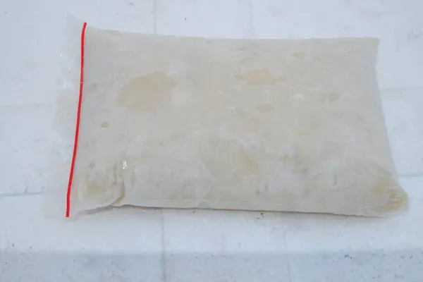 Beyaz ve kırmızı bir kağıdı kapat