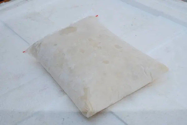 Beyaz hamur fırında pişmeye hazır.