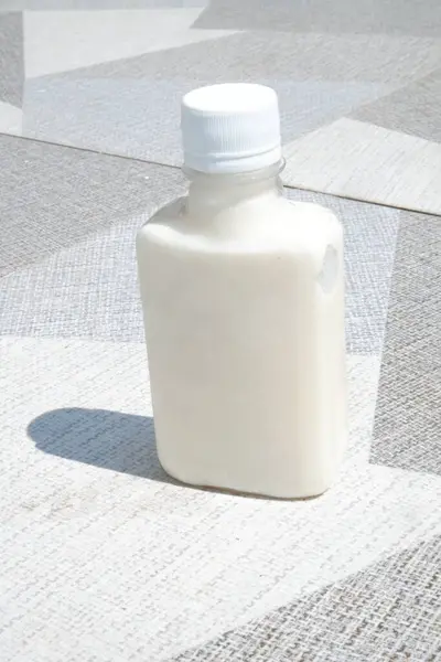 Beyaz arka planda bir bardak yumuşak süt.